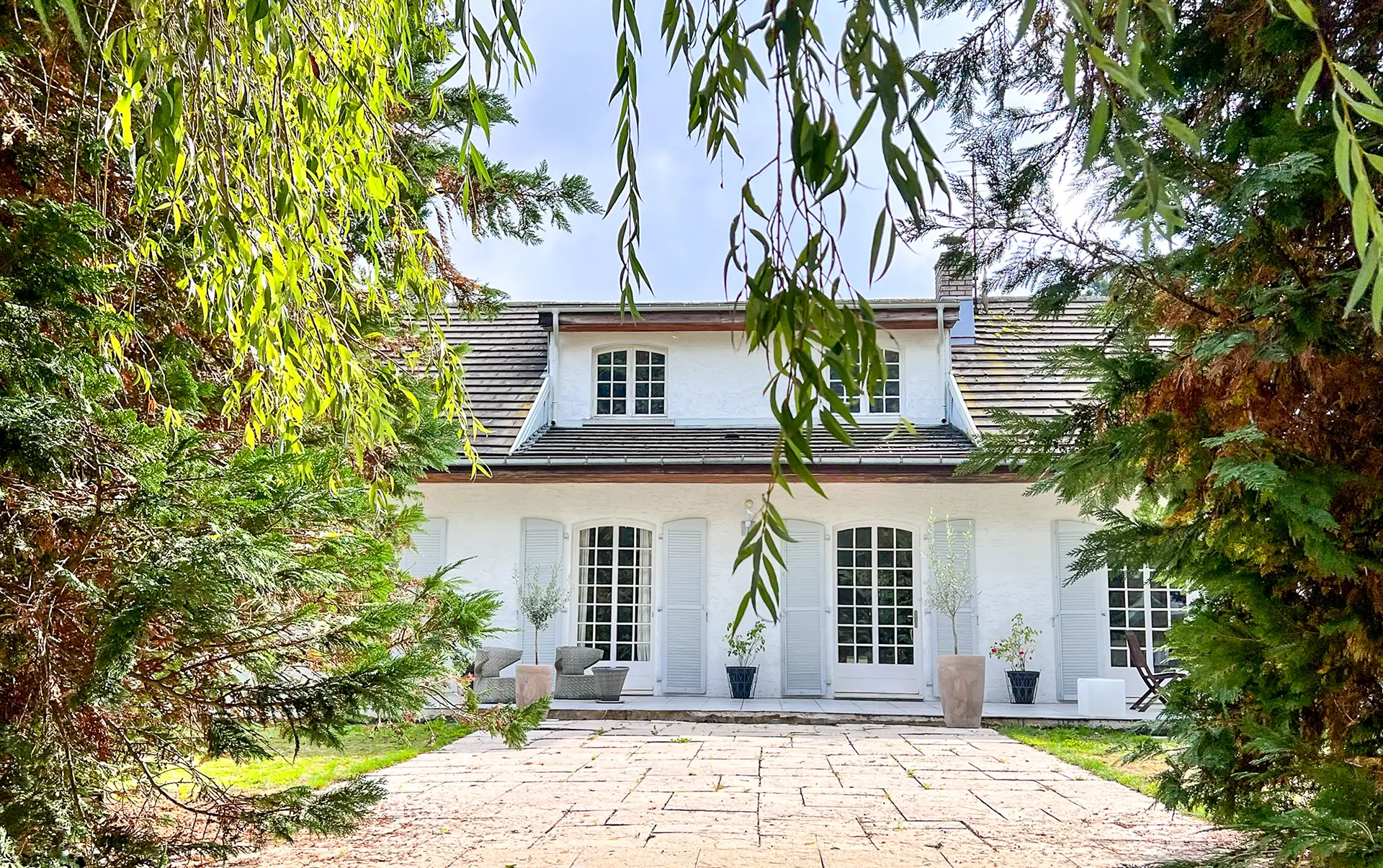 Façade - Villa d'architecte à Arcey à vendre - Arrière-Cour, agence immobilière spécialisée dans le Doubs