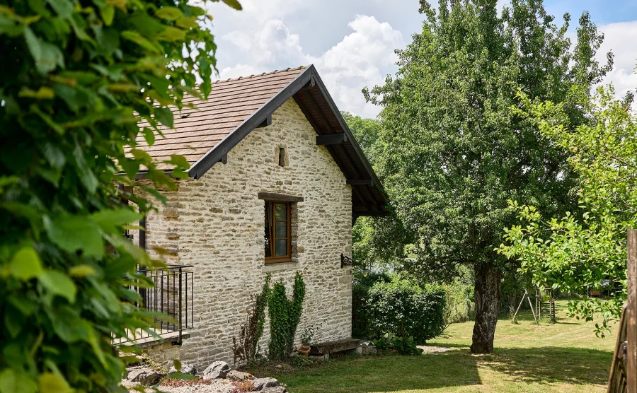 Gîte de la ferme rénovée entre l'Isle sur le Doubs et Villersexel à vendre - Arrière-Cour, agence immobilière spécialisée dans le Doubs
