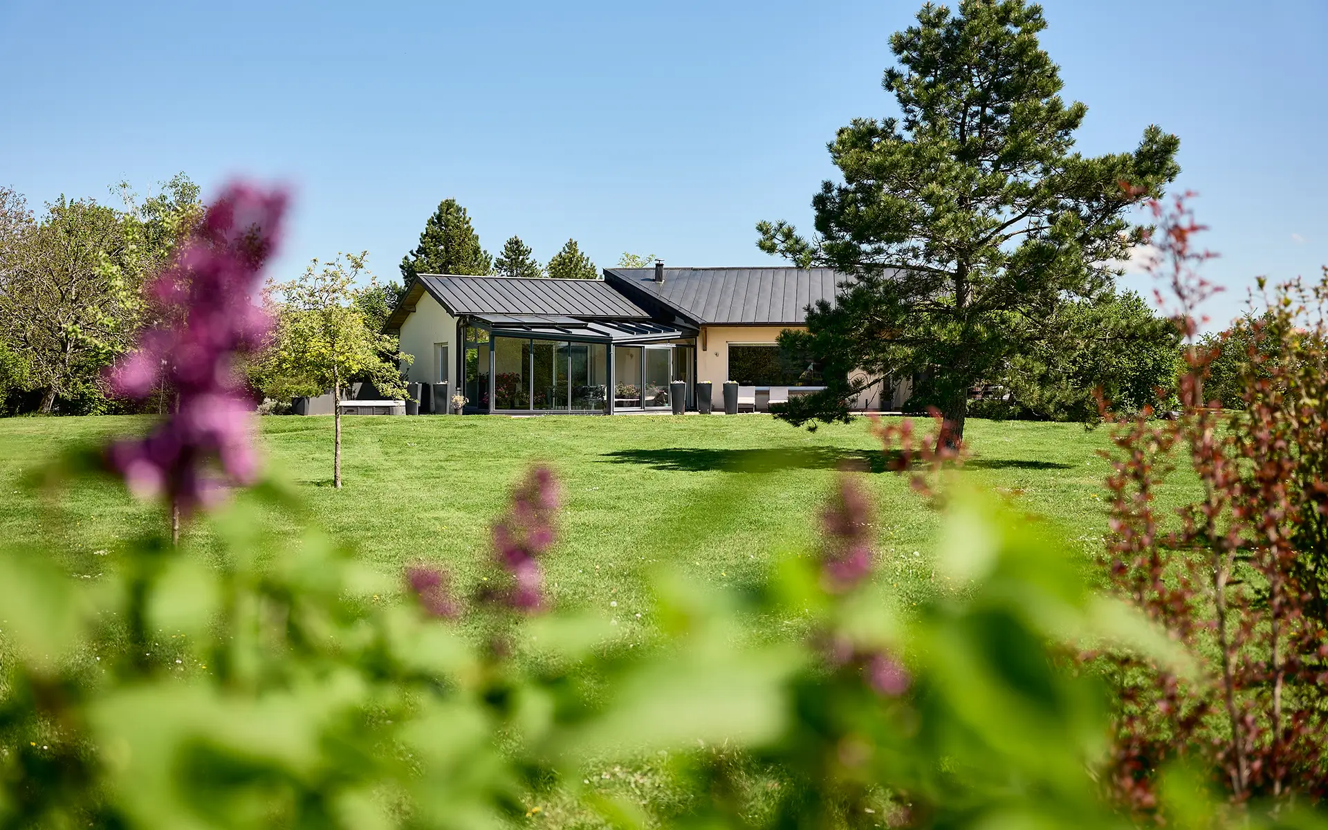 Jardin de la maison d'architecte à Flagey à vendre - Arrière-Cour, agence immobilière spécialisée dans le Doubs