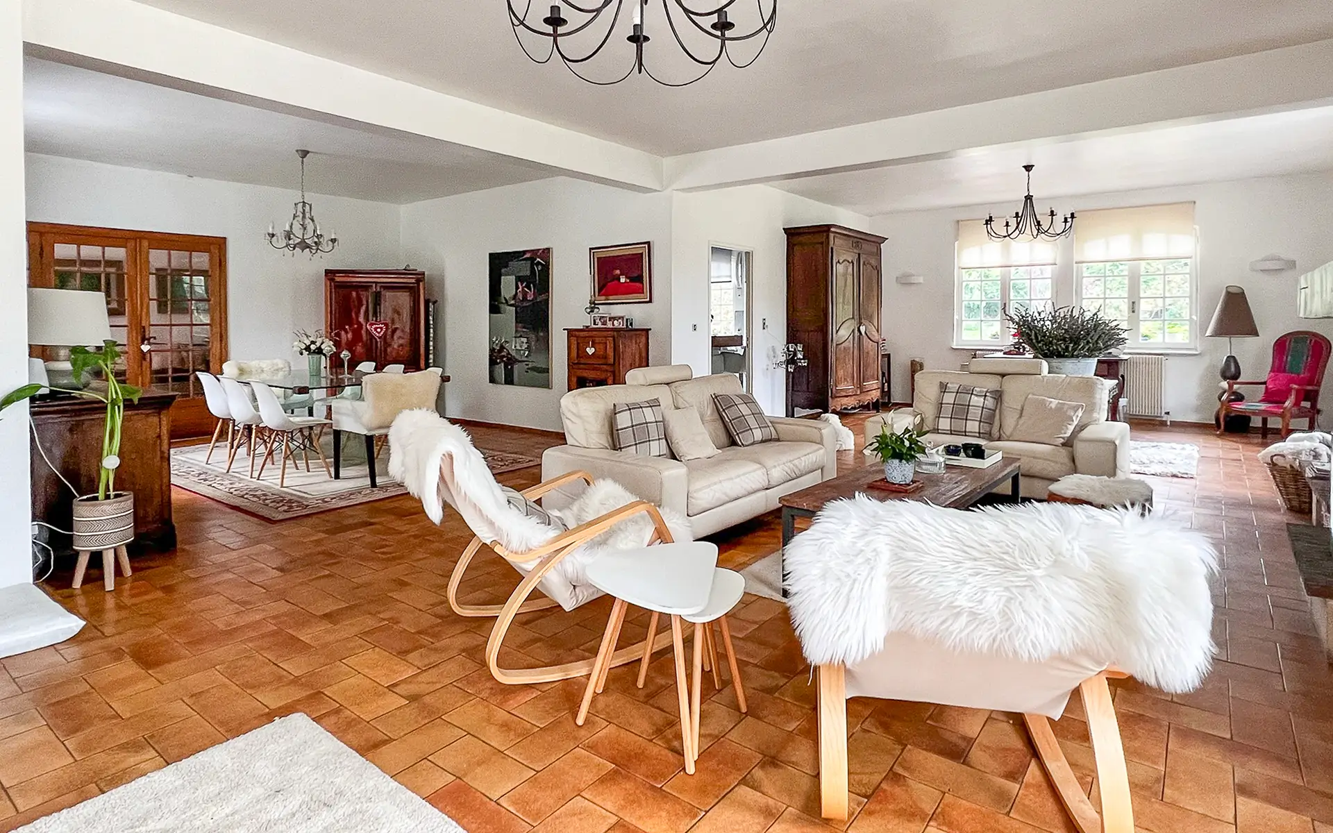 Pièce à vivre de la villa d'architecte à Arcey à vendre - Arrière-Cour, agence immobilière spécialisée dans le Doubs