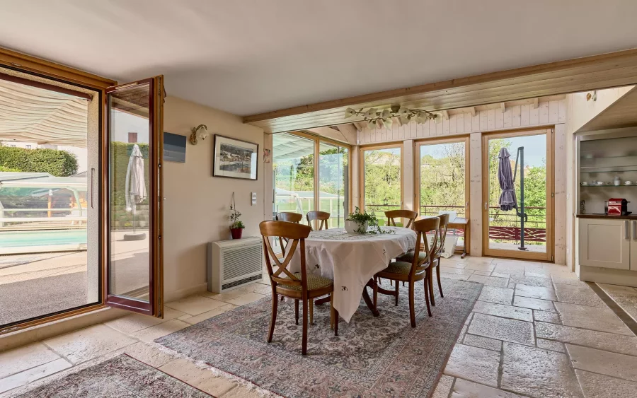Pièce de vie de la ferme à Châtillon-le-Duc à vendre - Arrière-Cour, agence immobilière spécialisée à Besançon
