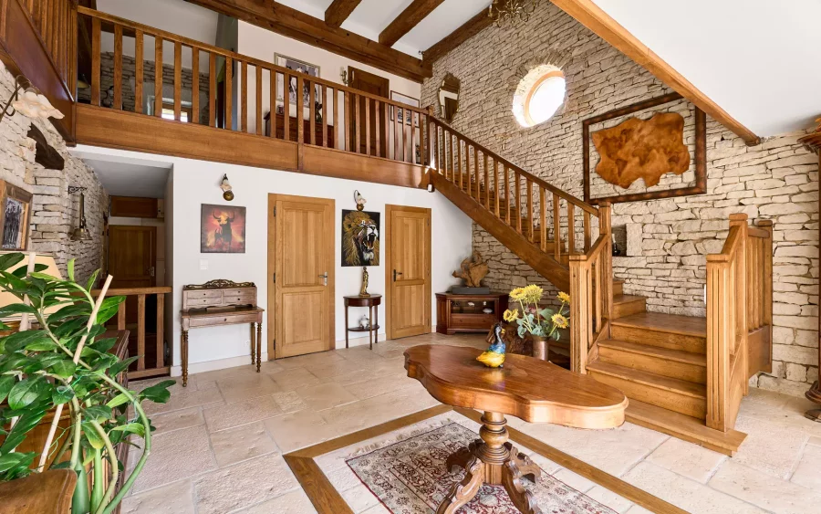 Pièce lumineuse de la ferme à Châtillon-le-Duc à vendre - Arrière-Cour, agence immobilière spécialisée à Besançon