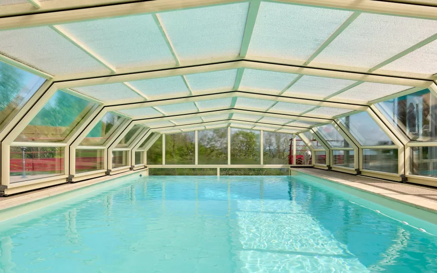 Piscine couverte de la ferme à Châtillon-le-Duc à vendre - Arrière-Cour, agence immobilière spécialisée à Besançon