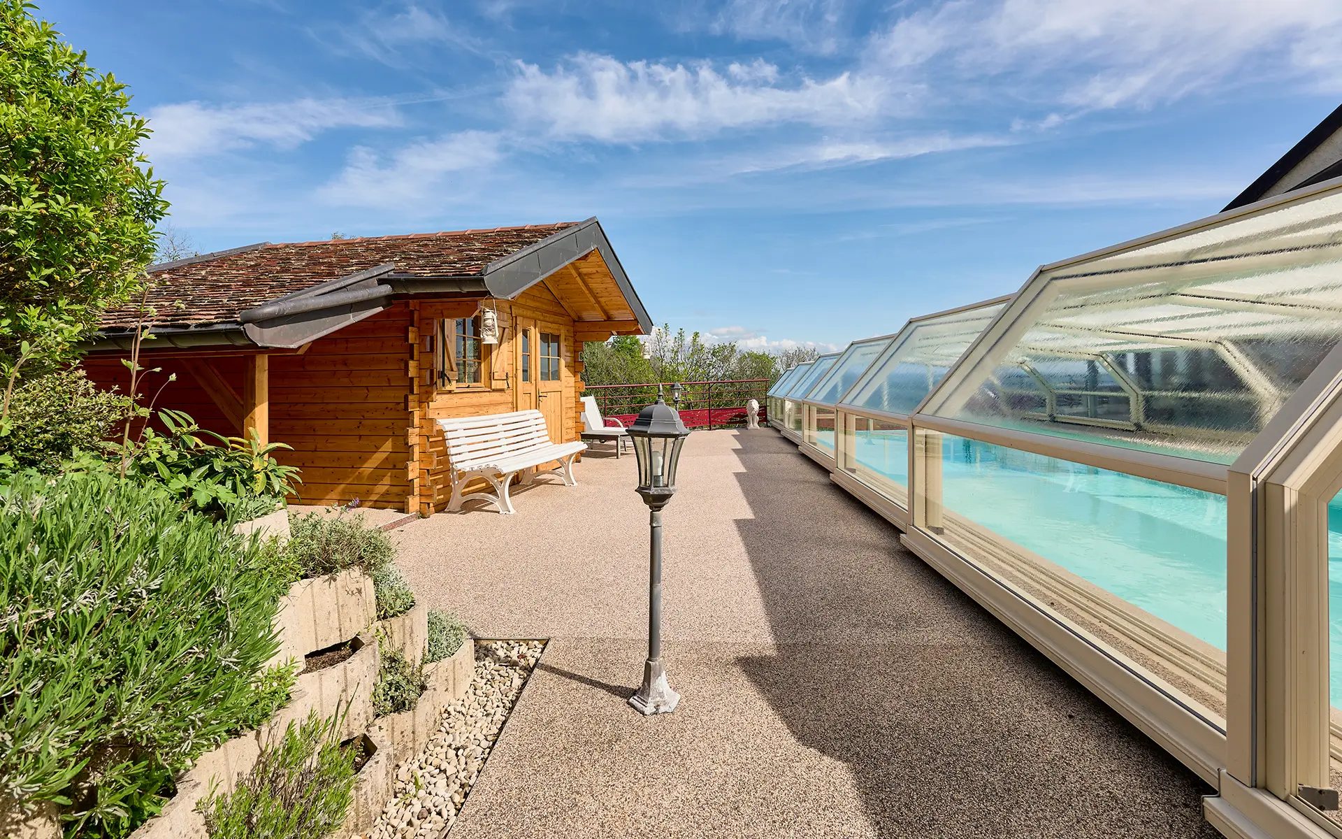 Piscine de la ferme rénovée à Châtillon-le-Duc à vendre - Arrière-Cour, agence immobilière spécialisée à Besançon