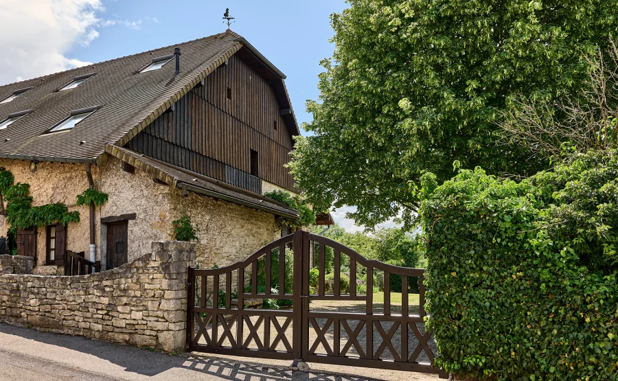 Portail de la ferme rénovée entre l'Isle sur le Doubs et Villersexel à vendre - Arrière-Cour, agence immobilière spécialisée dans le Doubs