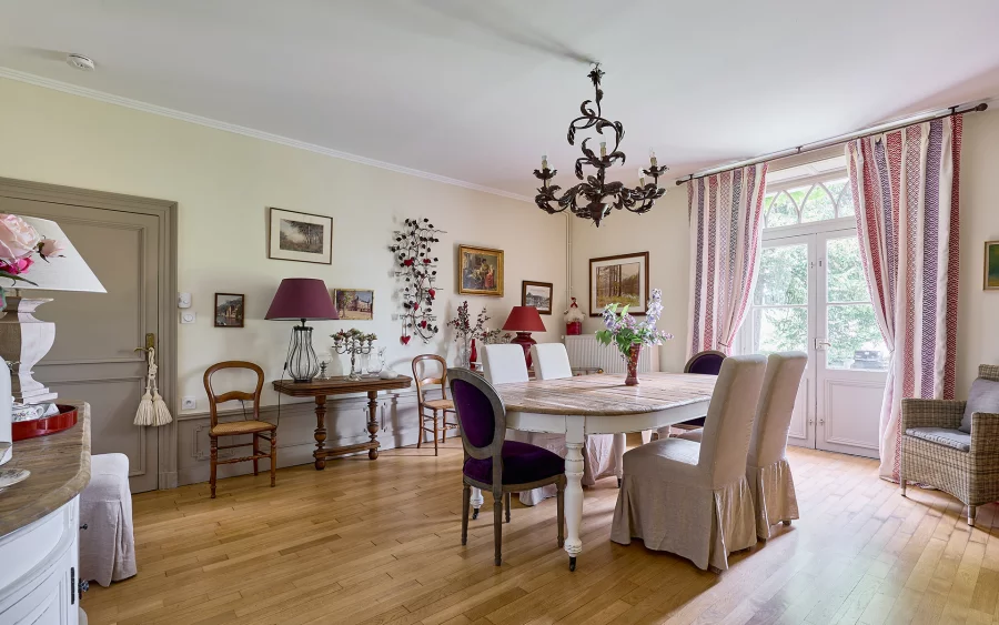 Salle à manger de la demeure de prestige à Dampierre-sur-Salon à vendre - Arrière-Cour, agence immobilière spécialisée en Haute-Saône