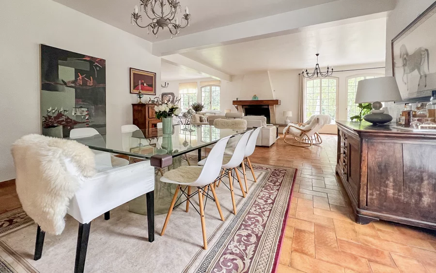 Salle à manger de la villa d'architecte à Arcey à vendre - Arrière-Cour, agence immobilière spécialisée dans le Doubs