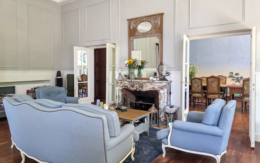 Salon de la maison de maître à Pexonne à vendre - Arrière-Cour, agence immobilière spécialisée dans les Vosges
