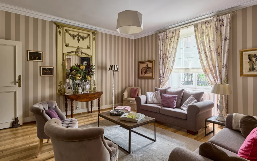 Salon de la demeure de prestige à Dampierre-sur-Salon à vendre - Arrière-Cour, agence immobilière spécialisée en Haute-Saône