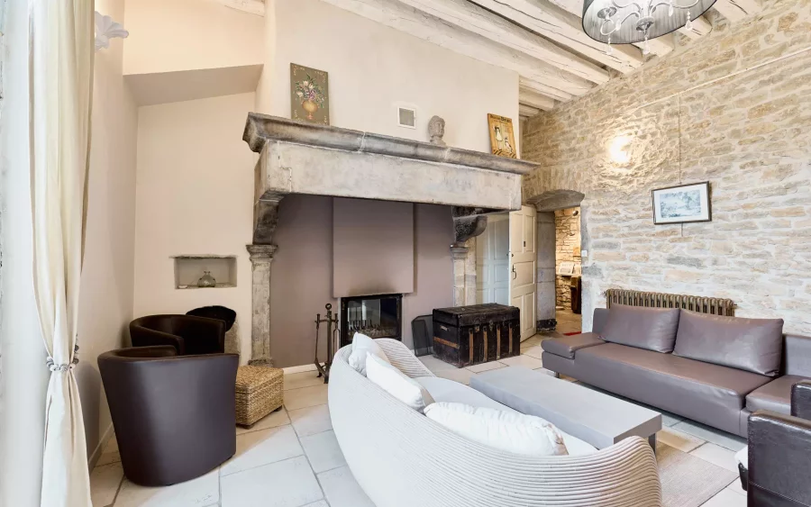 Salon de la maison vigneronne à Château-Chalon à vendre - Arrière-Cour, agence immobilière spécialisée à Jura