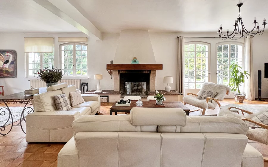 Salon de la villa d'architecte à Arcey à vendre - Arrière-Cour, agence immobilière spécialisée dans le Doubs