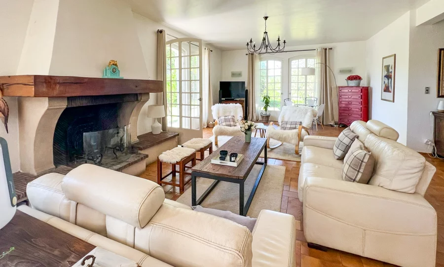 Salon - Villa d'architecte à Arcey à vendre - Arrière-Cour, agence immobilière spécialisée dans le Doubs