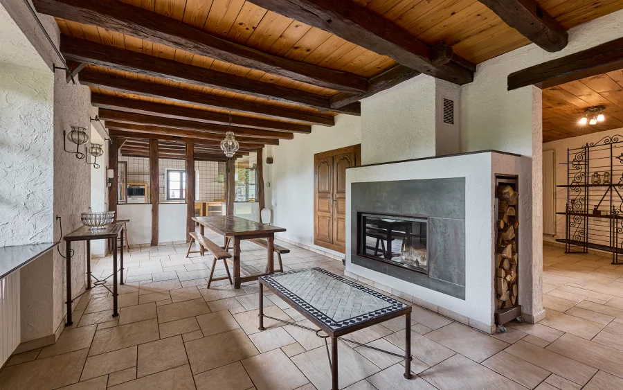Séjour de la ferme rénovée entre l'Isle sur le Doubs et Villersexel à vendre - Arrière-Cour, agence immobilière spécialisée dans le Doubs
