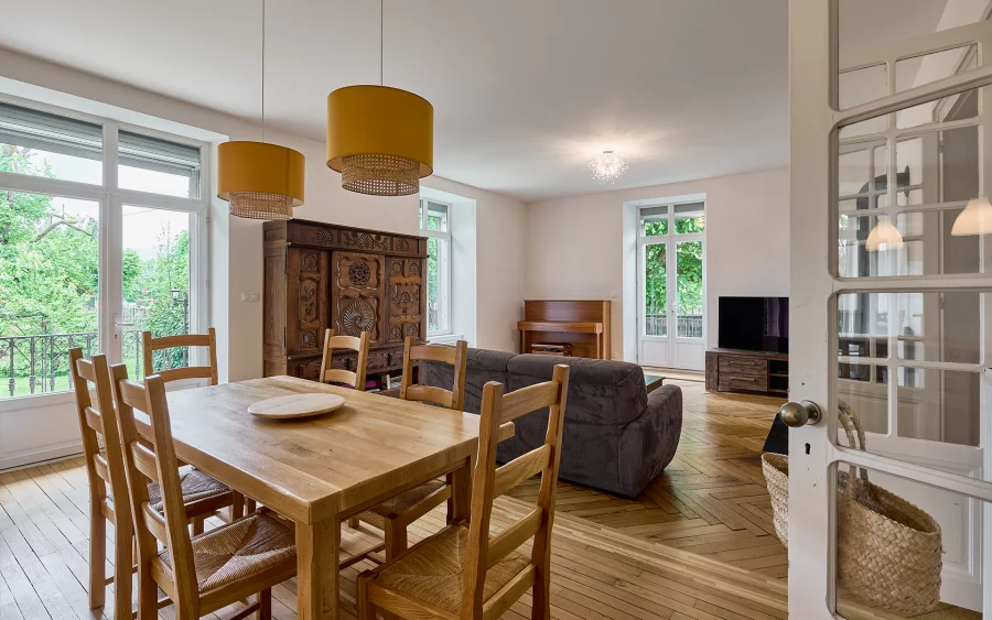 Séjour de la maison de maître à Lure à vendre - Arrière-Cour, agence immobilière spécialisée en Haute-Saône