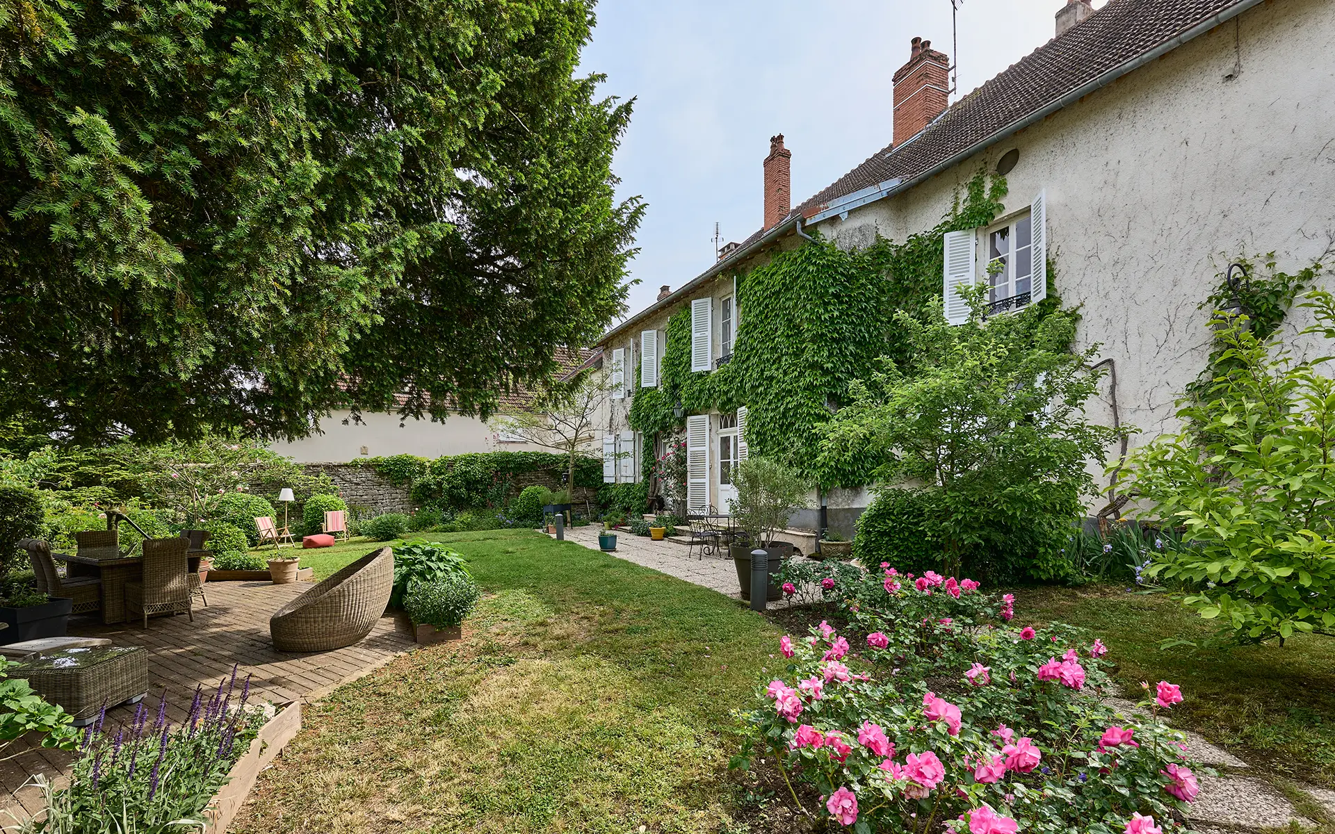 Terrasse de la demeure de prestige à Dampierre-sur-Salon à vendre - Arrière-Cour, agence immobilière spécialisée en Haute-Saône