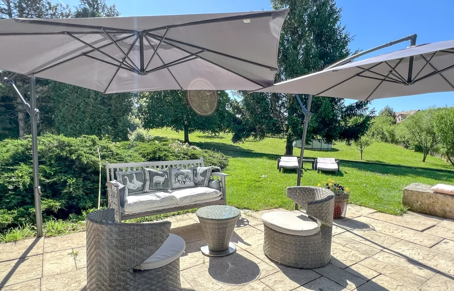 Terrasse de la villa d'architecte à Arcey à vendre - Arrière-Cour, agence immobilière spécialisée dans le Doubs