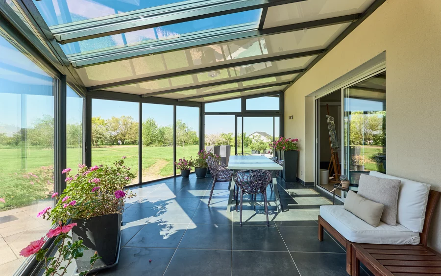Véranda de la maison d'architecte à Flagey à vendre - Arrière-Cour, agence immobilière spécialisée dans le Doubs