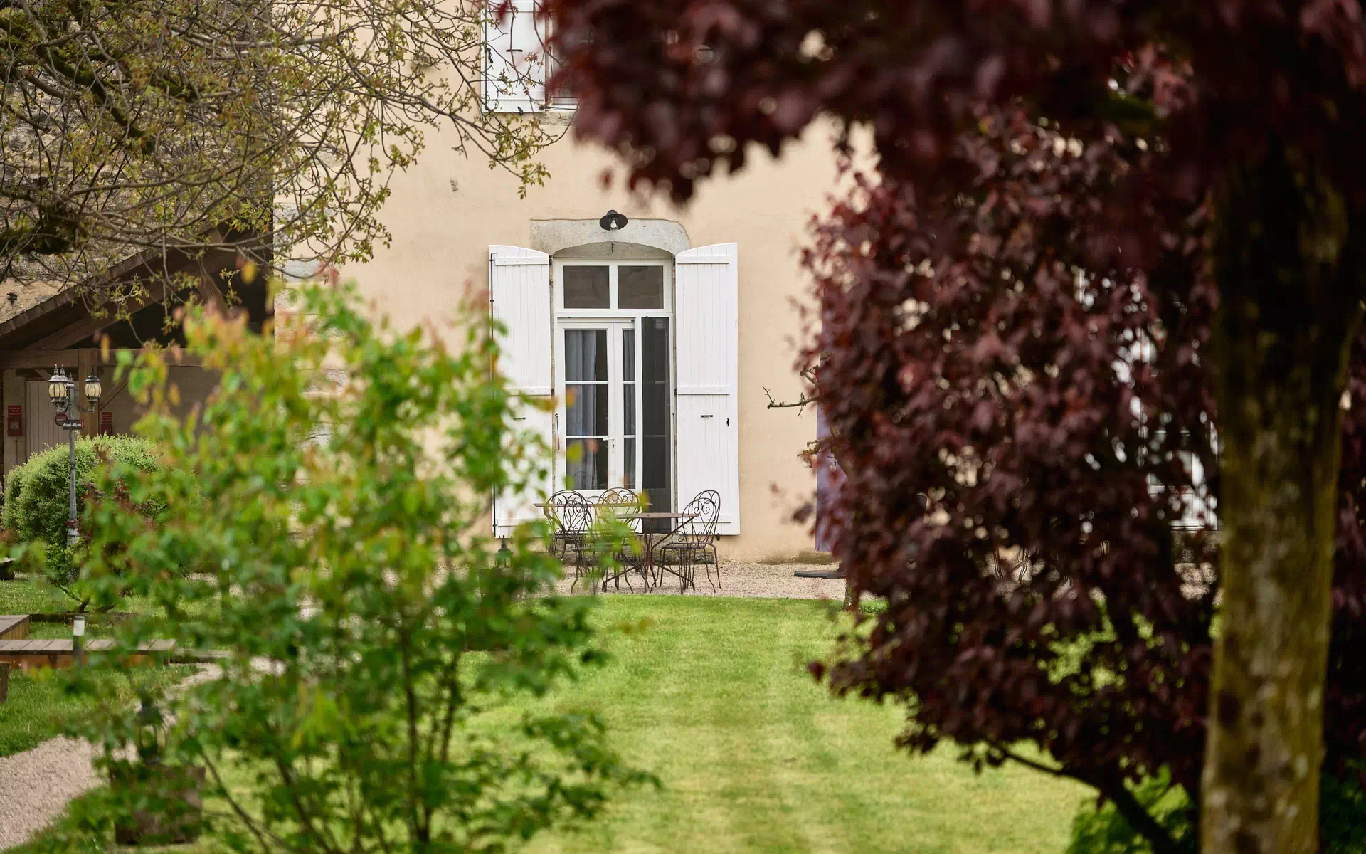 Verdure de la maison vigneronne à Château-Chalon à vendre - Arrière-Cour, agence immobilière spécialisée à Jura