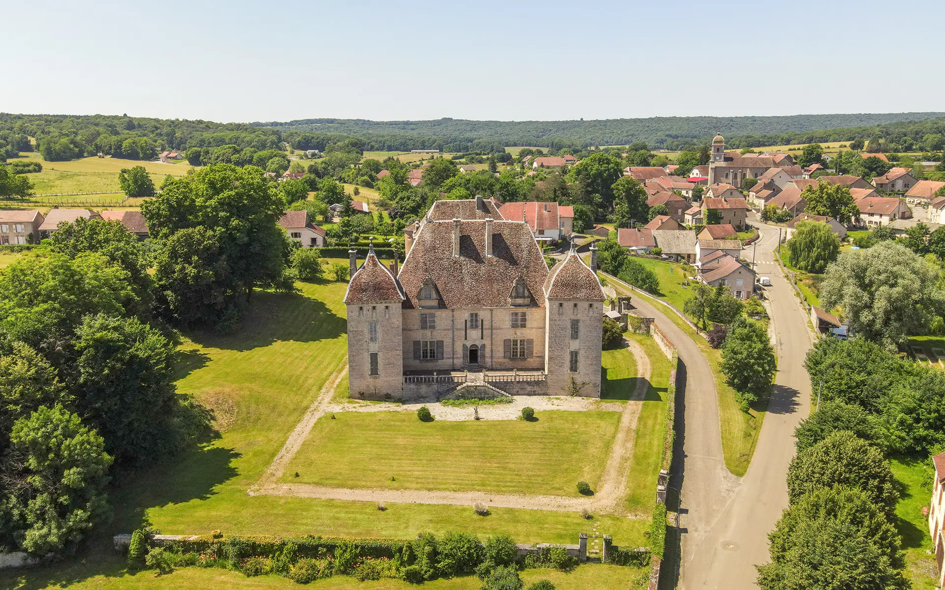 Vue drone du château de Filain à vendre - Arrière-Cour, agence immobilière spécialisée dans en Haute-Saône