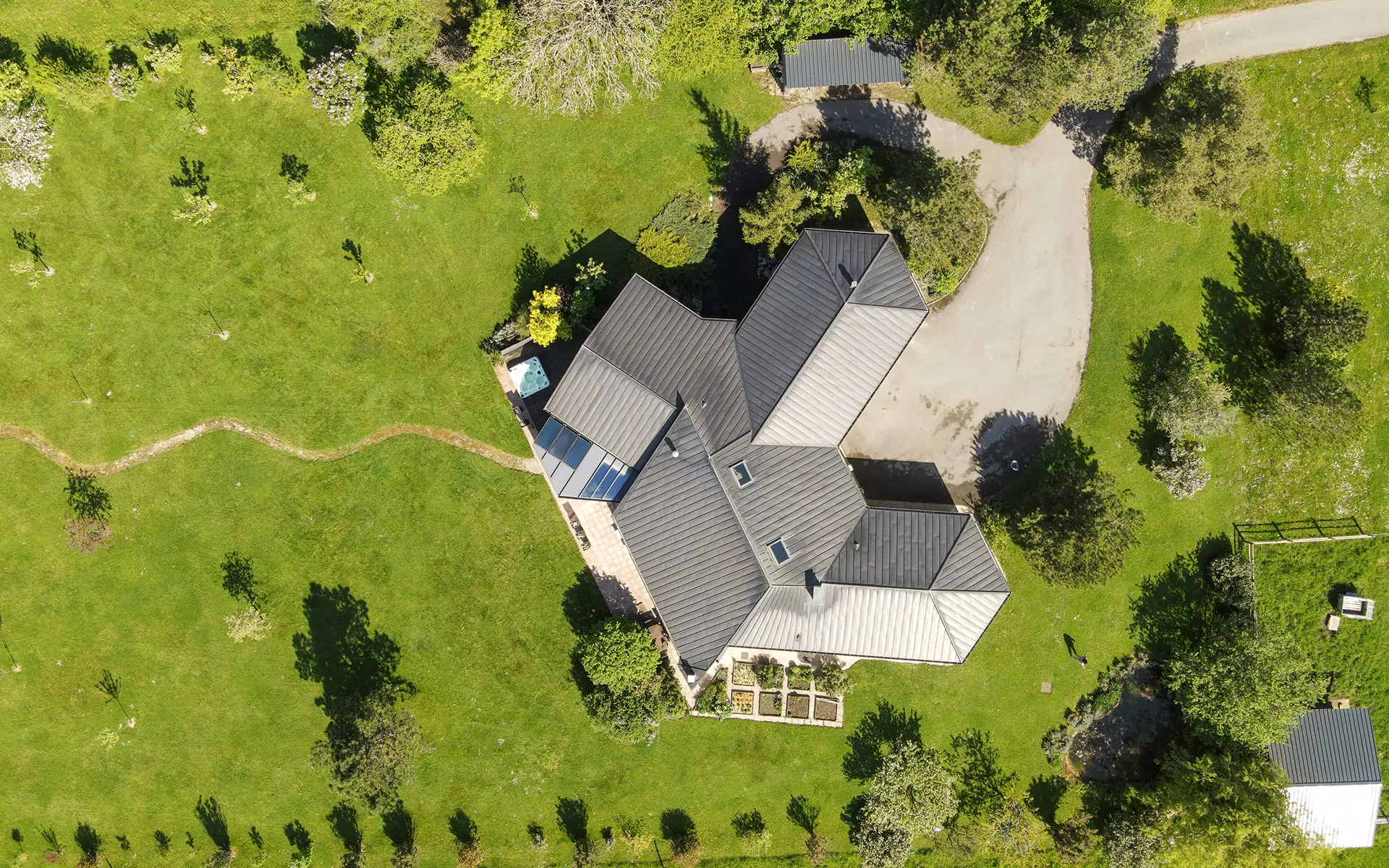 Vue drône - maison d'architecte à Flagey à vendre - Arrière-Cour, agence immobilière spécialisée dans le Doubs