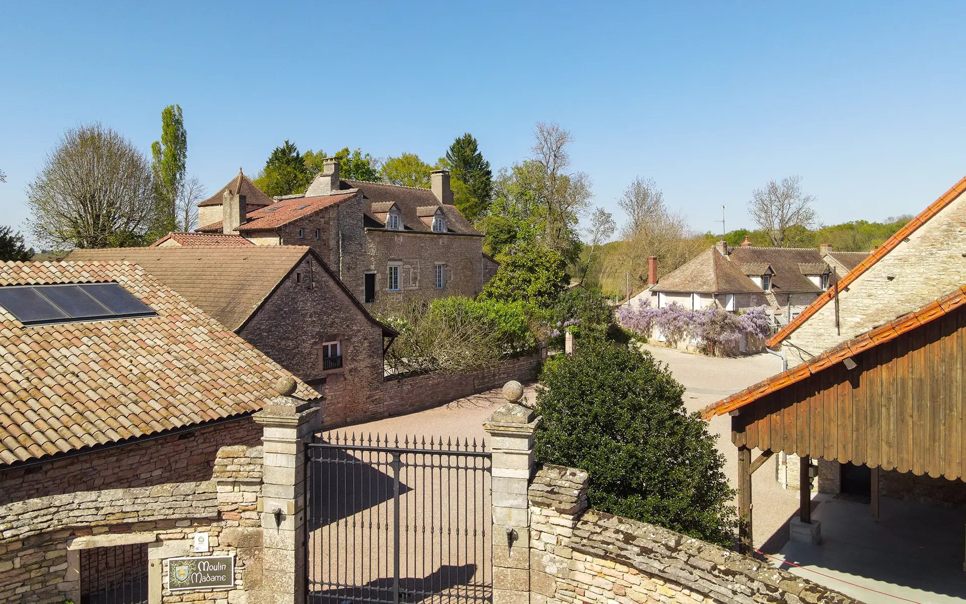 Vue d'ensemble - domaine de caractère à Givry à vendre - Arrière-Cour, agence immobilière spécialisée en Saône-et-Loire