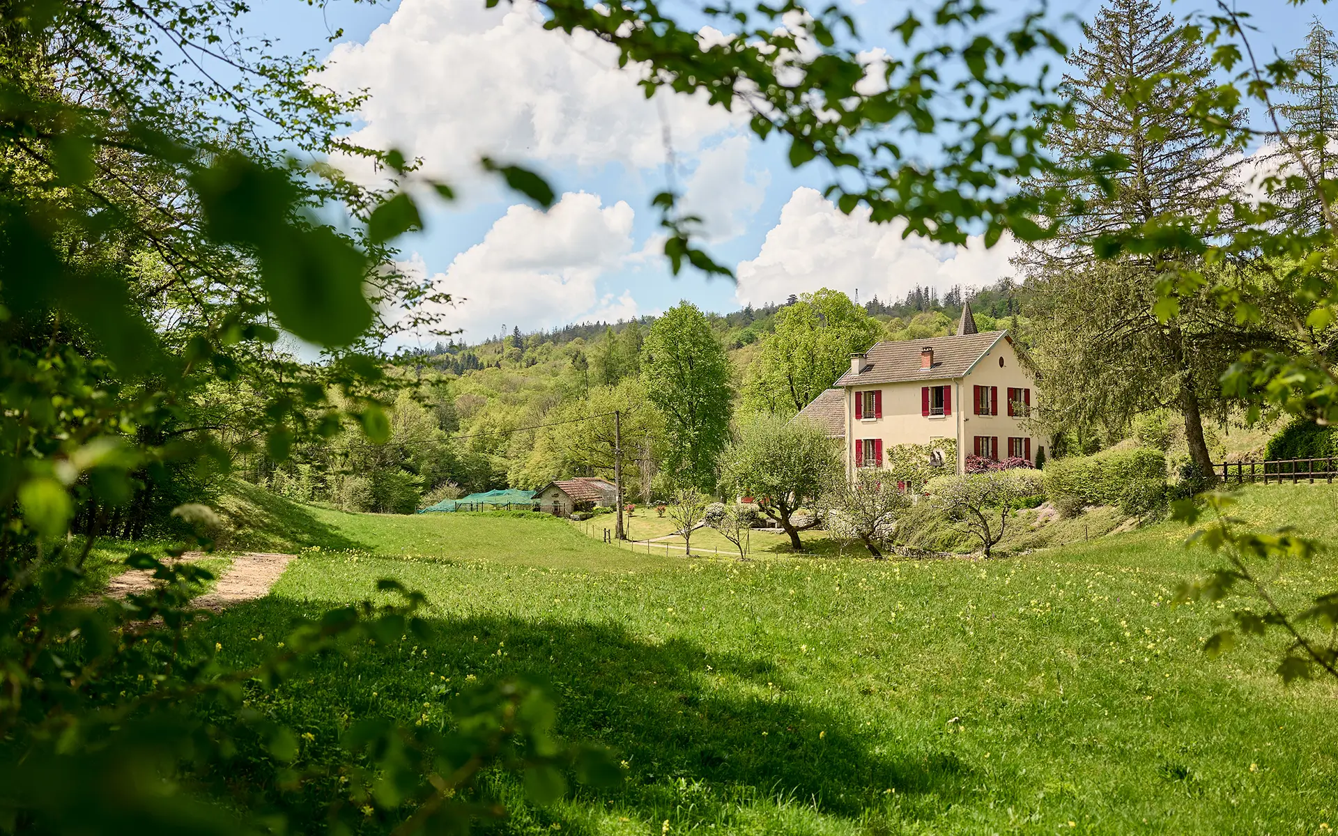 Vue façade de la maison avec chambres d’hôtes à Martigna à vendre - Arrière-Cour, agence immobilière spécialisée dans le Jura