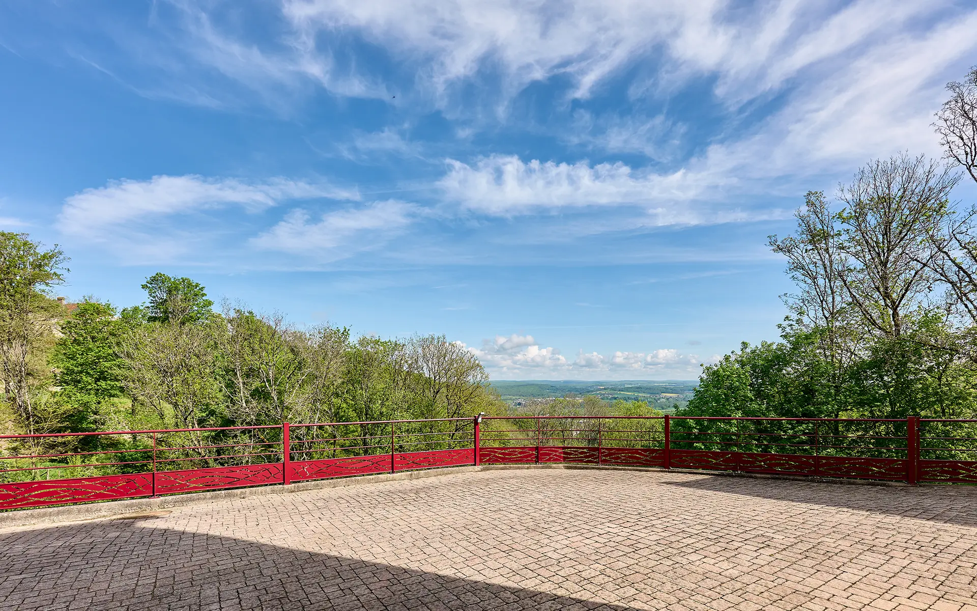 Vue de la ferme rénovée à Châtillon-le-Duc à vendre - Arrière-Cour, agence immobilière spécialisée à Besançon