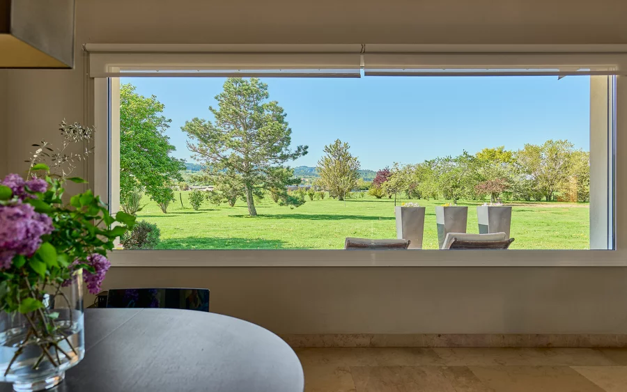 Vue de la maison d'architecte à Flagey à vendre - Arrière-Cour, agence immobilière spécialisée dans le Doubs