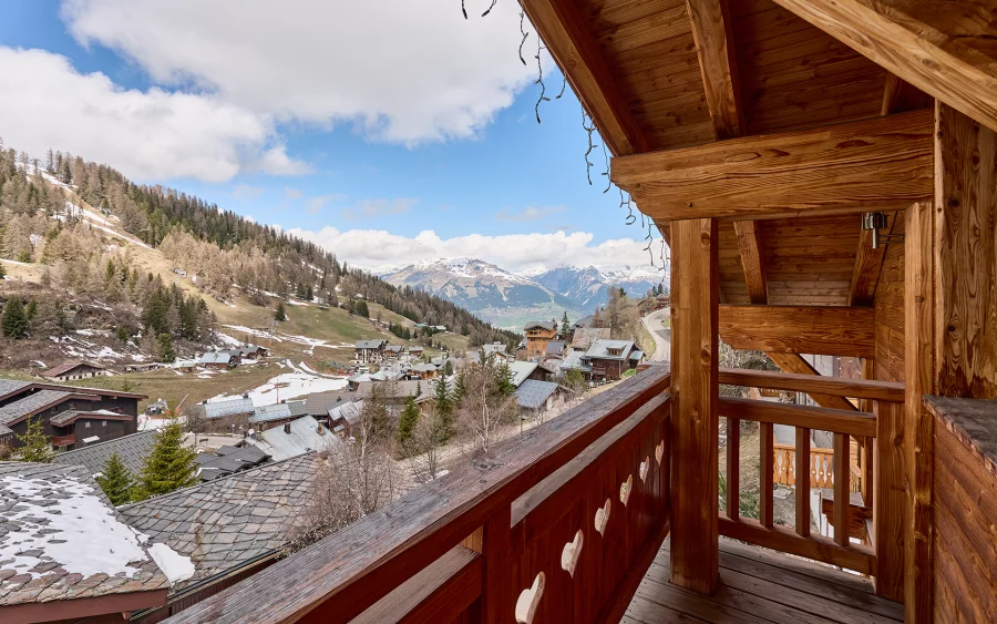 Vue terrasse - chalet d'exception à la Plagne à vendre - Arrière-Cour, agence immobilière spécialisée dans en Savoie