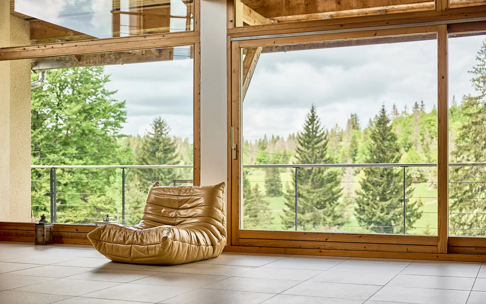 Coin détente de la maison de caractère au coeur du Haut-Jura à vendre - Arrière-Cour, agence immobilière spécialisée dans le Jura