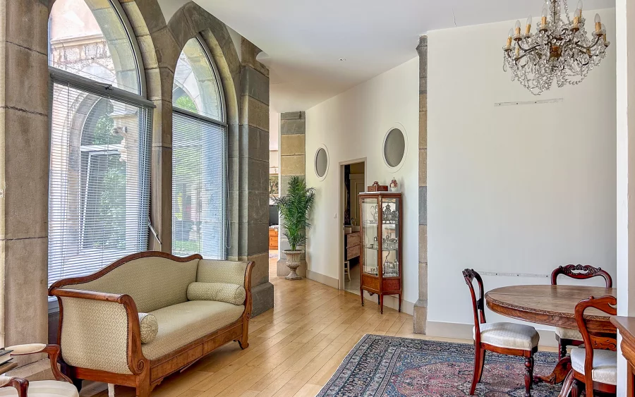 Couloir de l'appartement ancien rénové au centre historique de Besançon à vendre - Arrière-Cour, agence immobilière spécialisée dans le Doubs