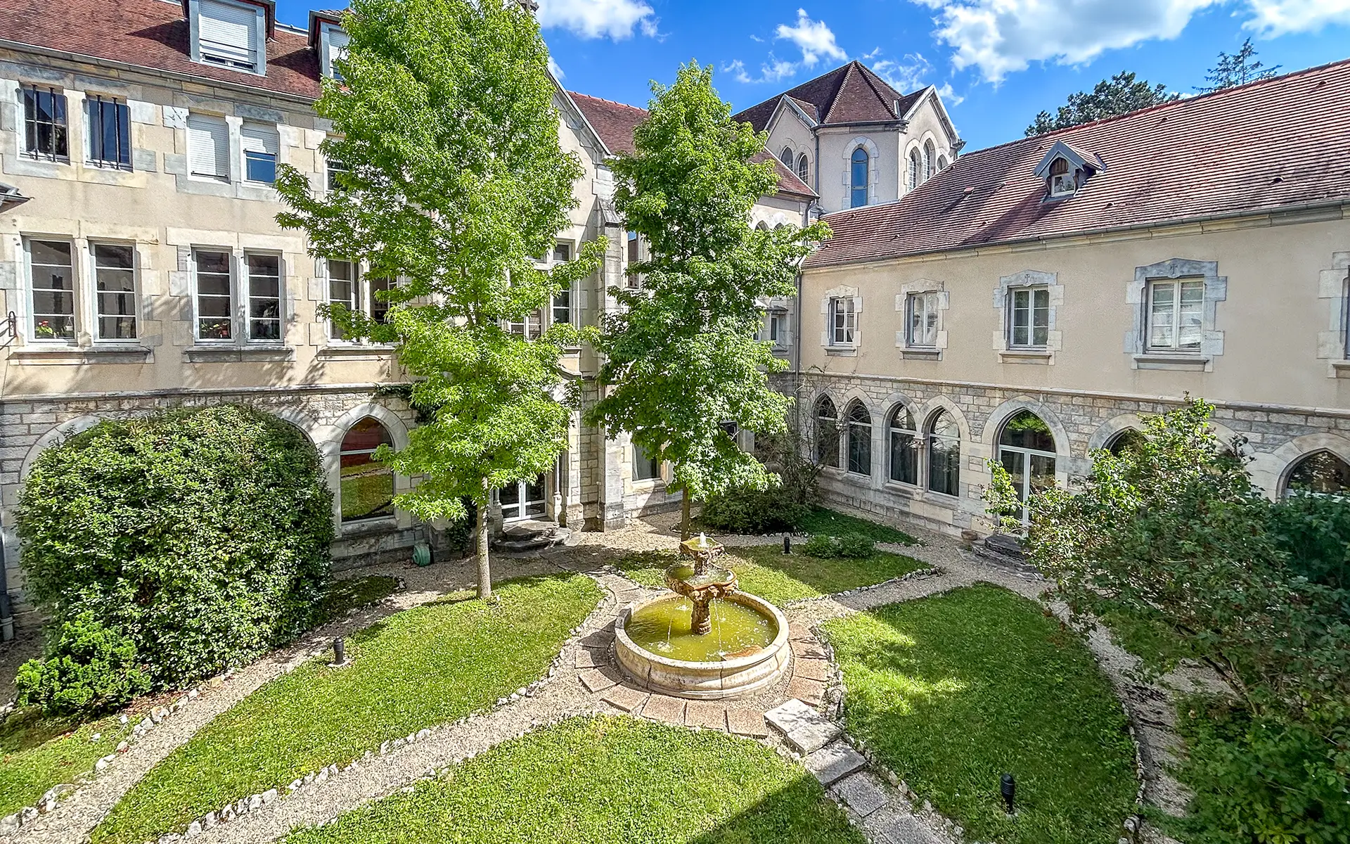 Cour intérieure de l'appartement ancien rénové au centre historique de Besançon à vendre - Arrière-Cour, agence immobilière spécialisée dans le Doubs