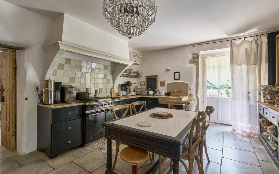 Cuisine de la maison avec chambre d'hôtes à Baume-les-Messieurs à vendre - Arrière-Cour, agence immobilière spécialisée dans le Jura