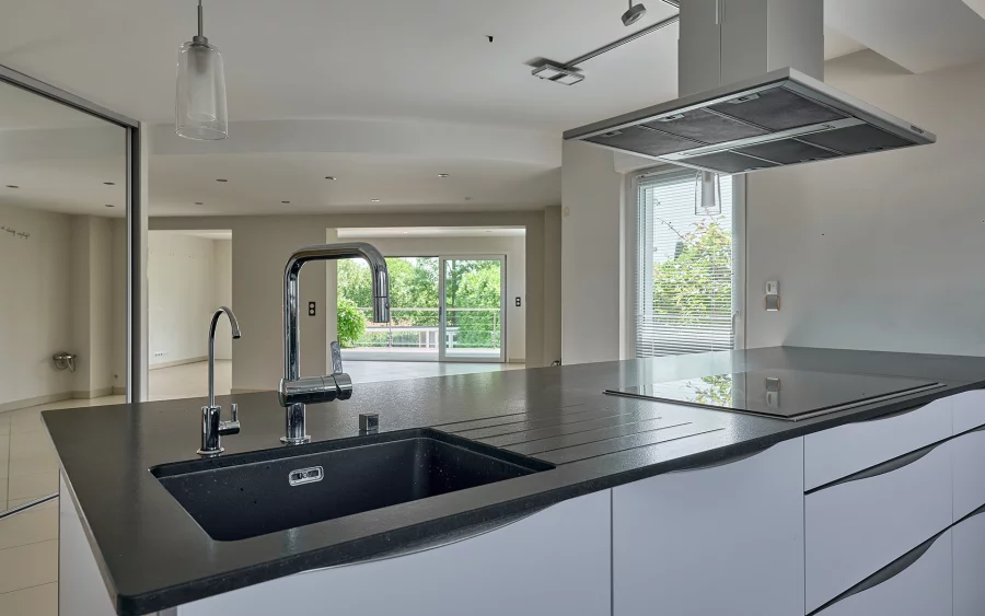 Cuisine de la maison d'architecte aux portes de Strasbourg à vendre - Arrière-Cour, agence immobilière spécialisée en Alsace