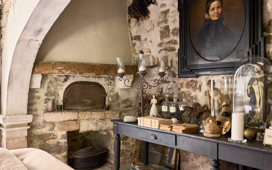 Décoration de la maison avec chambre d'hôtes à Baume-les-Messieurs à vendre - Arrière-Cour, agence immobilière spécialisée dans le Jura
