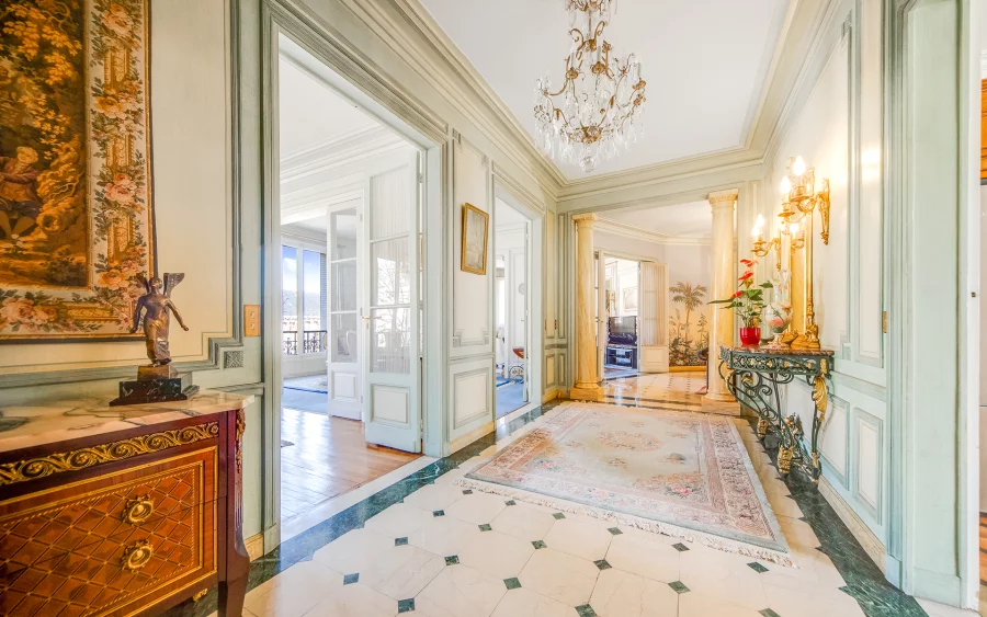 Entrée avec une ambiance royale au coeur de la capitale à vendre - Arrière-Cour, agence immobilière spécialisée à Paris