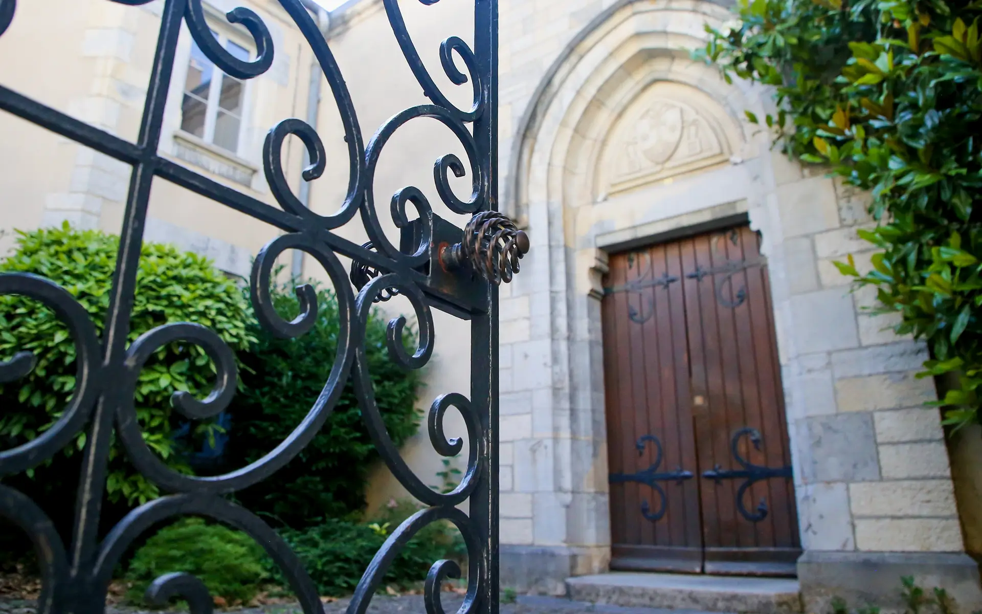 Entrée de l'appartement ancien rénové au centre historique de Besançon à vendre - Arrière-Cour, agence immobilière spécialisée dans le Doubs