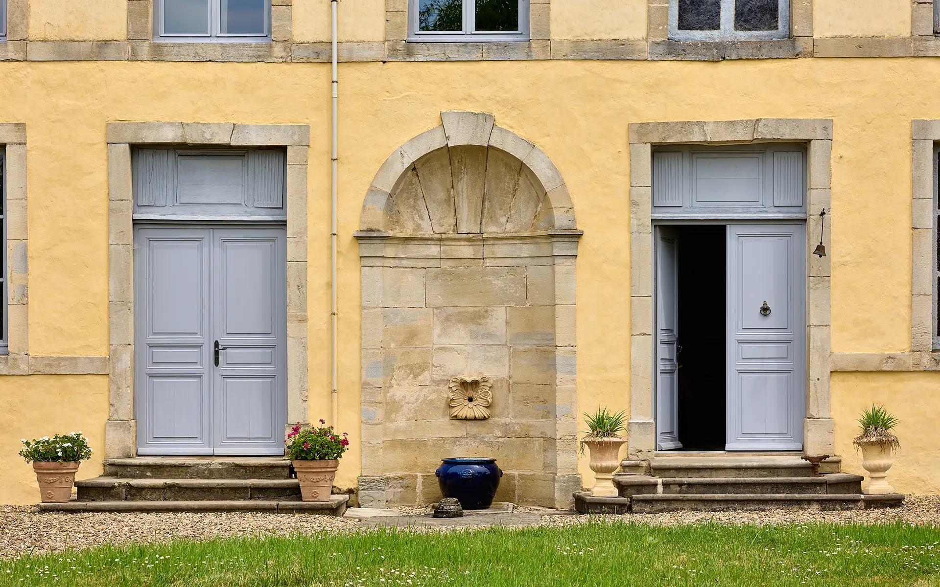 Entrée du château à Volon à vendre - Arrière-Cour, agence immobilière spécialisée en Haute-Saône