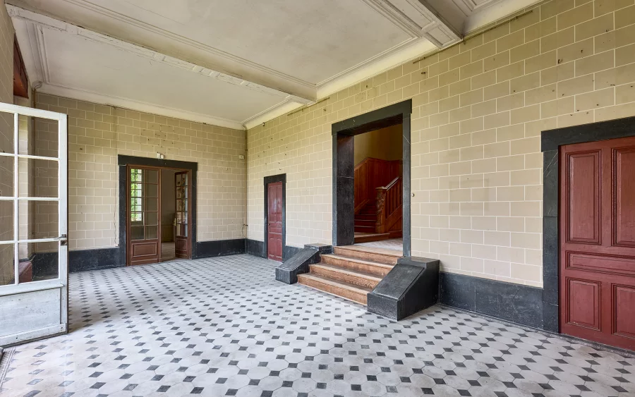 Entrée du château d'exception en Haute-Savoie à vendre - Arrière-Cour, agence immobilière spécialisée en Haute-Savoie