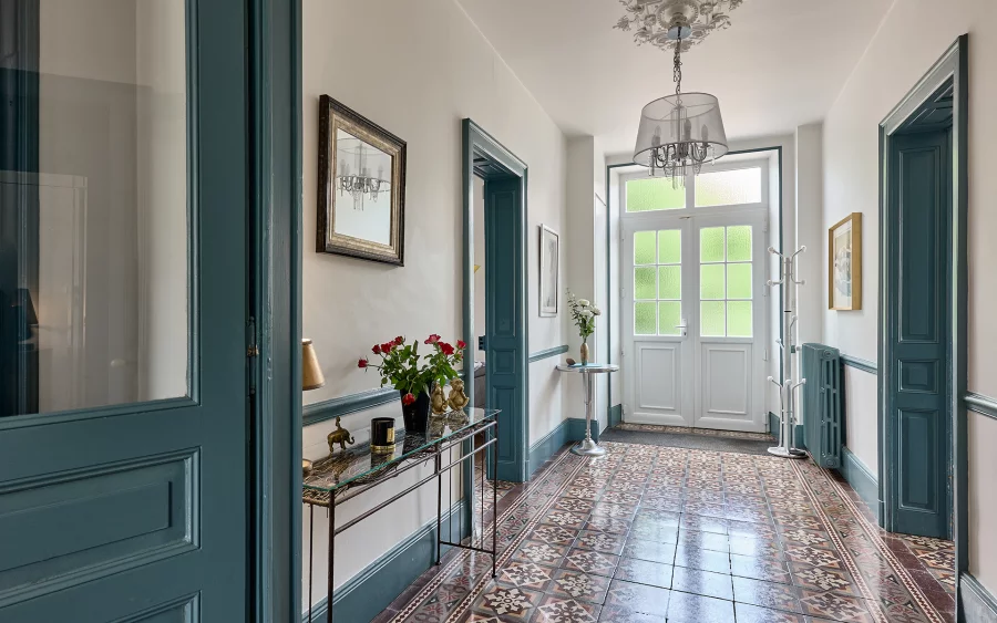 Entrée de la maison de maître à Fougerolles à vendre - Arrière-Cour, agence immobilière spécialisée en Haute-Saône