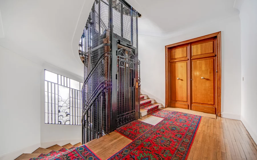Escalier avec une ambiance royale au coeur de la capitale à vendre - Arrière-Cour, agence immobilière spécialisée à Paris
