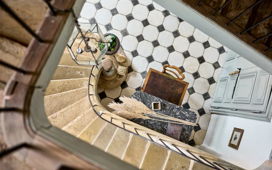 Escalier du château à Volon à vendre - Arrière-Cour, agence immobilière spécialisée en Haute-Saône