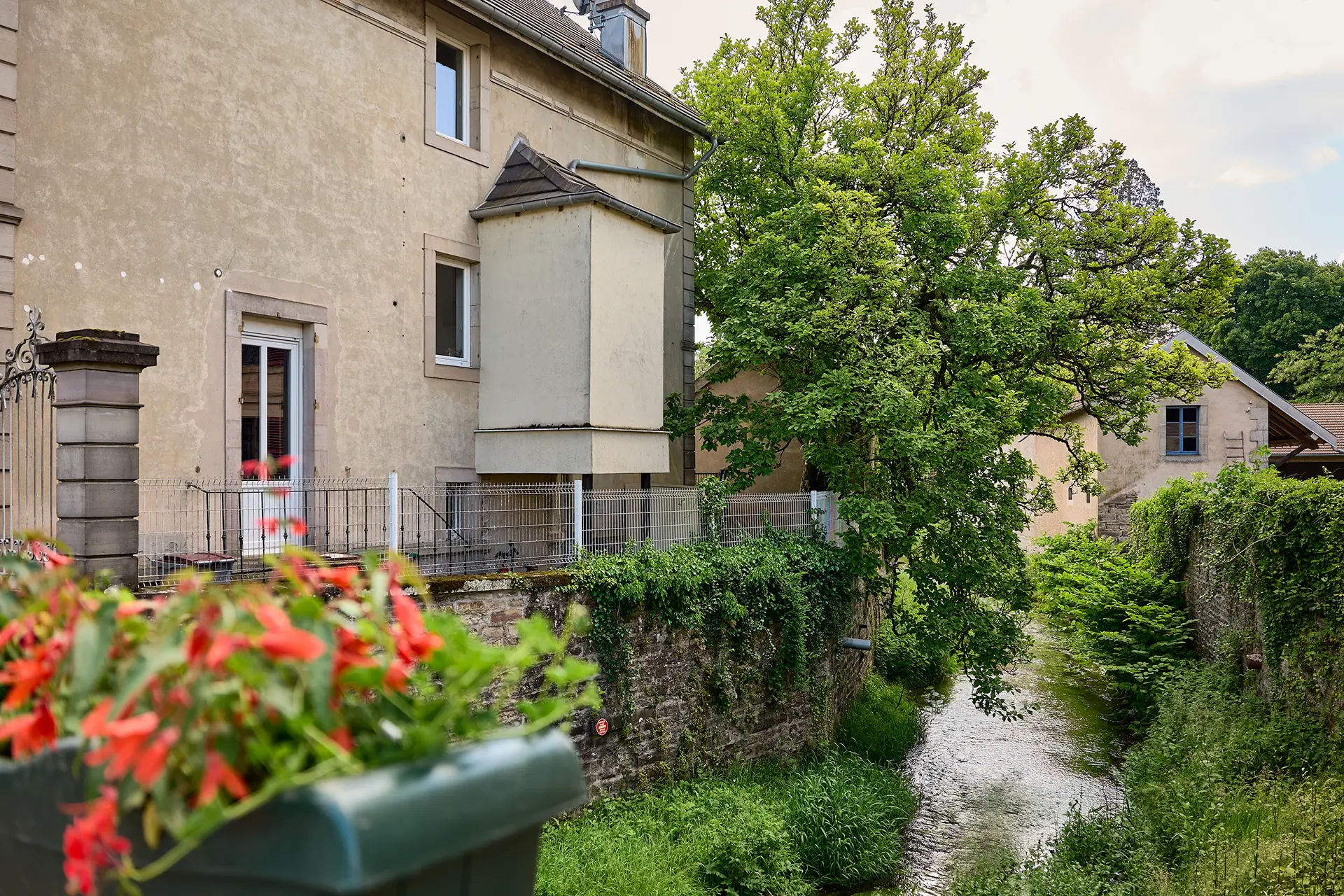Extérieur de la maison de maître à Fougerolles à vendre - Arrière-Cour, agence immobilière spécialisée en Haute-Saône