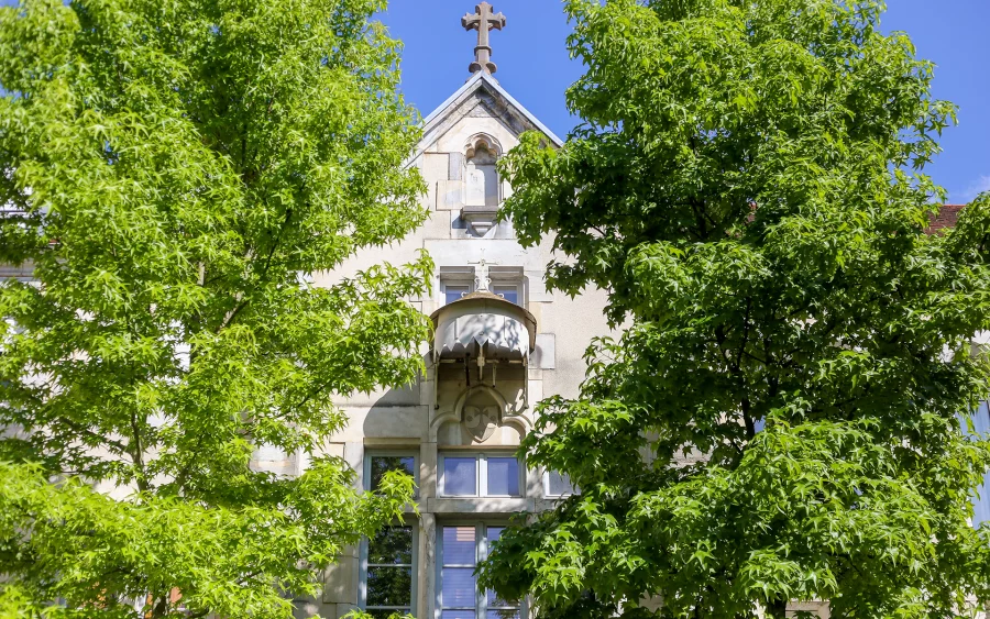 Façade de l'appartement ancien rénové au centre historique de Besançon à vendre - Arrière-Cour, agence immobilière spécialisée dans le Doubs