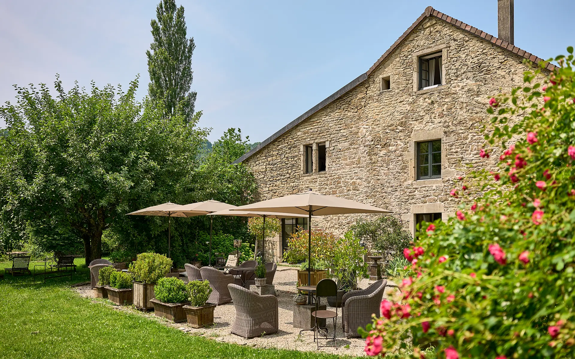 Facade arrière de la maison avec chambre d'hôtes à Baume-les-Messieurs à vendre - Arrière-Cour, agence immobilière spécialisée dans le Jura
