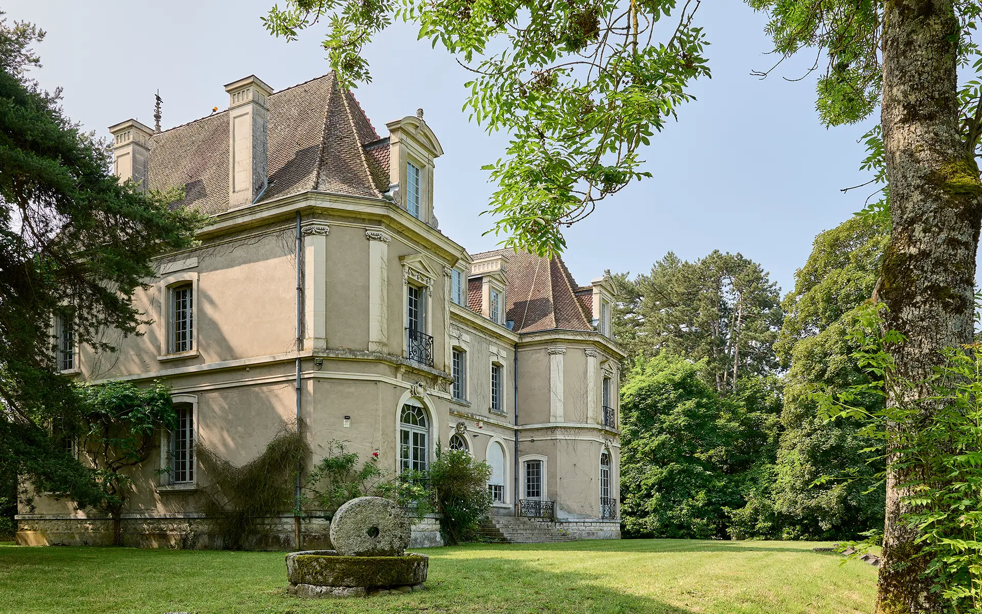 Façade avec nature du château d'exception en Haute-Savoie à vendre - Arrière-Cour, agence immobilière spécialisée en Haute-Savoie