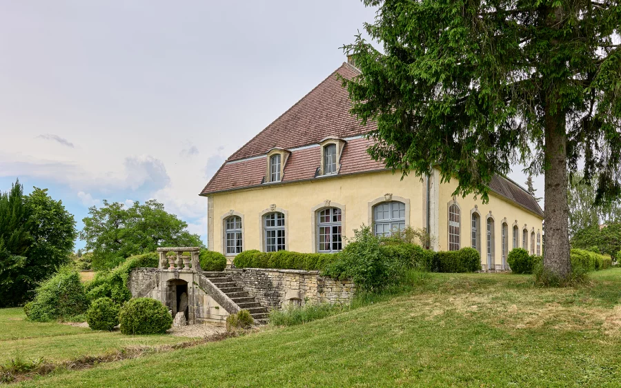 Façade du château à Volon à vendre - Arrière-Cour, agence immobilière spécialisée en Haute-Saône