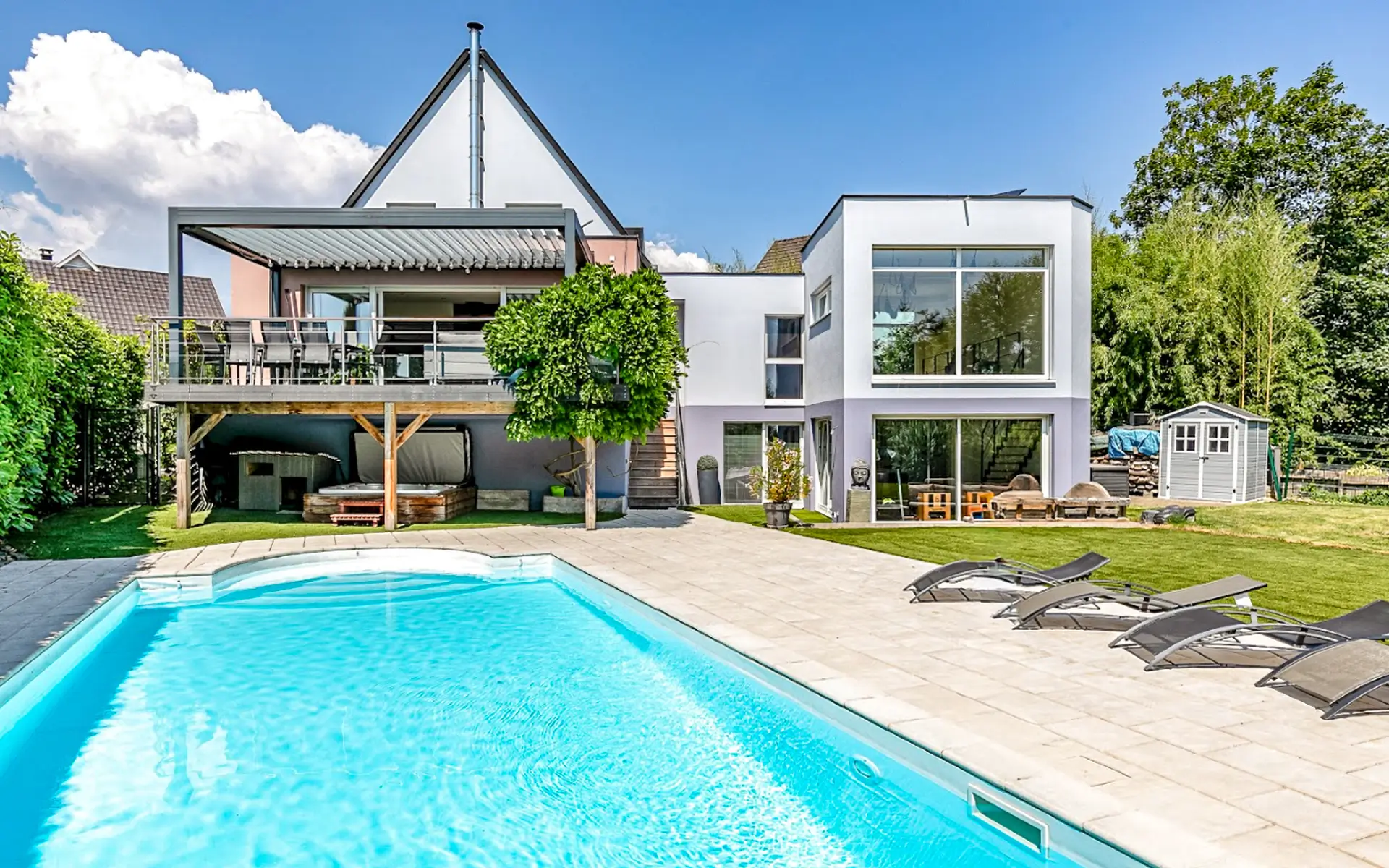 Façade et piscine de la maison d'architecte aux portes de Strasbourg à vendre - Arrière-Cour, agence immobilière spécialisée en Alsace