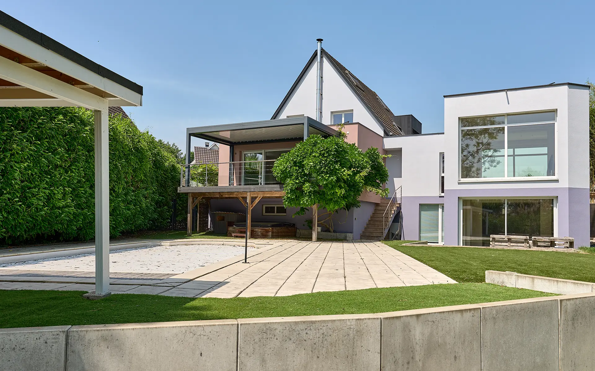 Façade et piscine de la maison d'architecte aux portes de Strasbourg à vendre - Arrière-Cour, agence immobilière spécialisée en Alsace