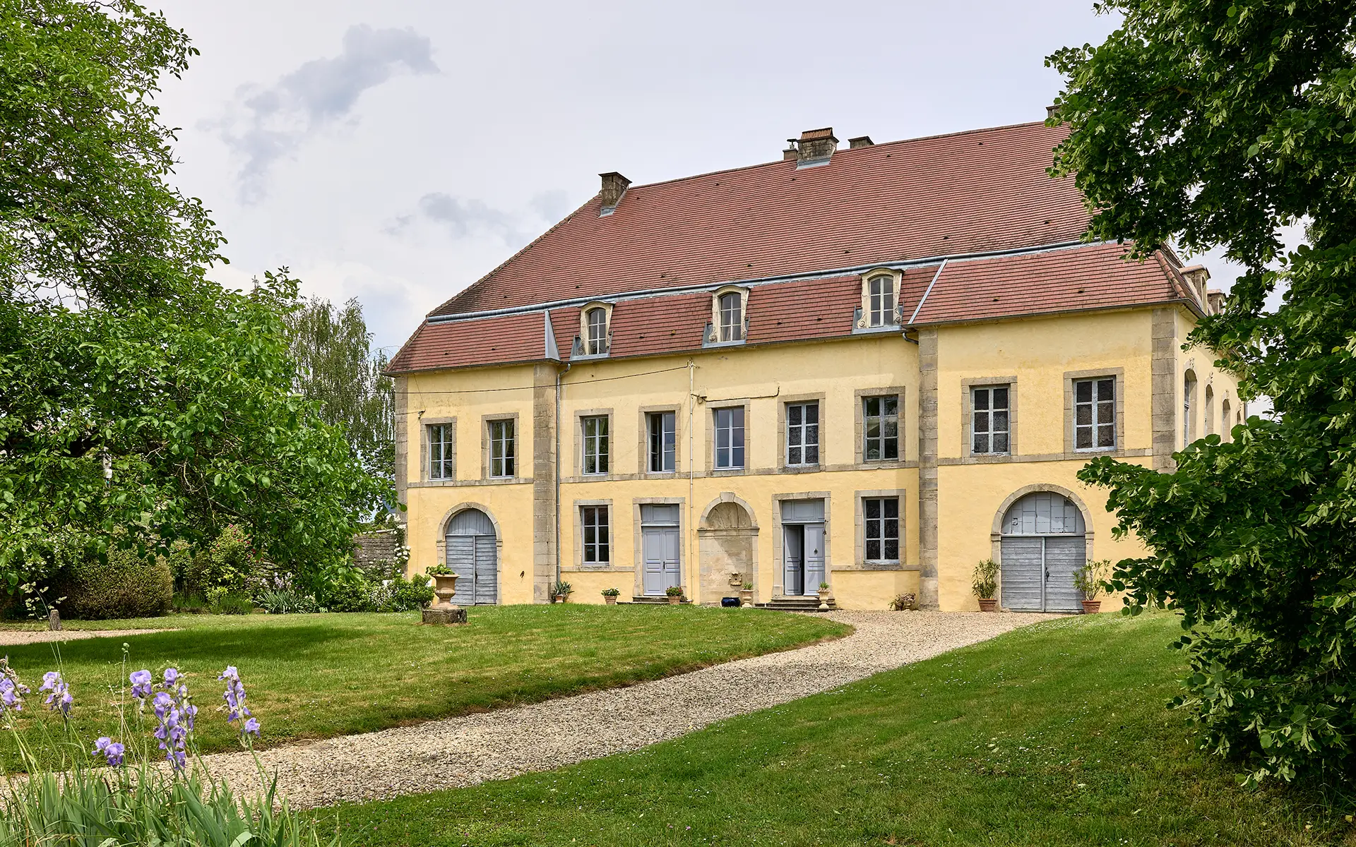 Façade lumineuse du château à Volon à vendre - Arrière-Cour, agence immobilière spécialisée en Haute-Saône